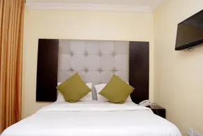 West 11 Luxury - Image 2