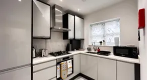 Newbuild, 3 Bedroom house with free parking - Image 4