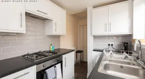 Family-Friendly 3-Bed Home in Central Location with Garden & Parking - Image 3