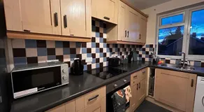Cozy 2 Bedroom Apartment close to Town Centre - Image 5