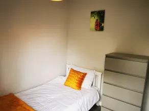 Entire 3 bedroom house private Garden and BBQ - Image 4