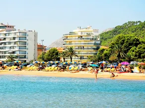 Beachfront Apartment in Estartit with Garden - Image 4