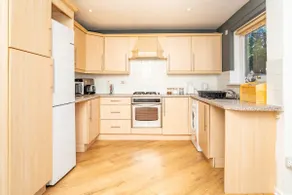 Elegant 5Bed Home, Parking, City Centre, Sleeps 10 - Image 5