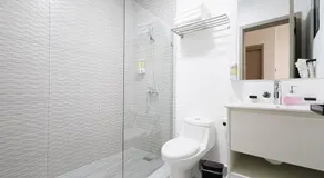 Luxury 3BR Park-View Penthouse - Image 2