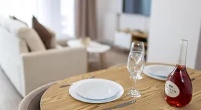 2 Bedroom Apartment for 6 with Private Parking - Elevator - High-Speed WiFi - Image 4
