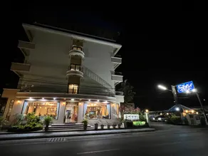 Ritzy House Hotel - Image 4
