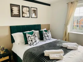 Just £45pppn! Prime Comfort for Contractors with Spacious Parking, Plush Beds, Top-notch Amenities, Flexible Stays & Lightning-Fast Internet - Image 5