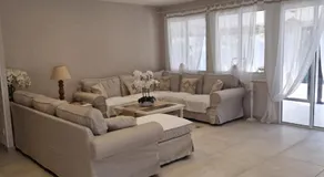 Spacieuse villa entièrement équipée avec jacuzzi, terrasse et jardin | Vue jardin | Parfaite pour le travail à distance - Image 3