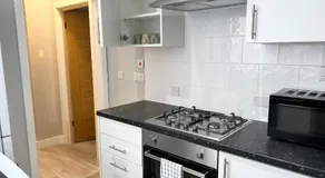 One Bedroom Apartment Near Heathrow Airport & London - Image 2