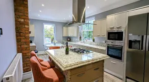Robert Bolt House, Free Parking, 1 Minute to Metrolink - Image 3