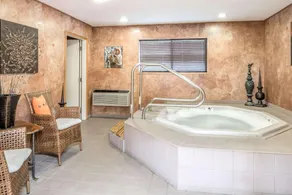 Super 8 By Wyndham St. Regis - Image 2
