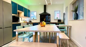 Massive New 8 bedroom House Sleeps up to 21 - Accepts Groups - Great Location - FREE Parking - Fast WiFi - Smart TVs - sleeps up to 21 people - Close to Bournemouth & Poole Town Centre & Sandbanks - Image 3