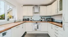 Fowler House 2 Bedroom ,Free WIFI, Parking, Crawley, Close to Gatwick Airport, Contractor friendly, business travellers - Image 3