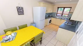 Oysters Sleeps 6 Modern Villa Dog Friendly - Image 3