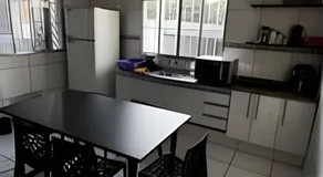 Refúgio aconchegante com garagem, ônibus e trem - Image 2