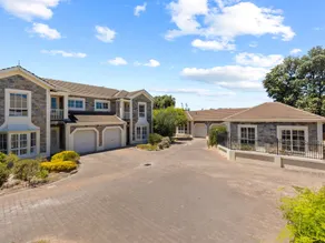 Quiet 2-Bed Retreat with Private Courtyard - Image 4