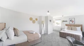 Premium Luxe Spacious 3 Bedroom Apartment West London Perfect for Families and Conctrators - Image 2