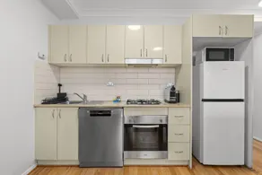 Bright 1-bed Apartment in Central Redfern - Image 5