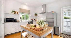 4 Bed Queenslander City Views Walk to Suncorp Deck + Parking - Image 5