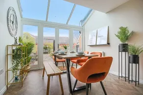 Luxury 5 Bedroom 3 Bathroom House - Smart TVs with Sky and Netflix, Super Fast WiFi, Free Parking by Yoko Property - Image 3