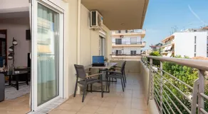 Elenas Modern Apartment with Free Parking - Image 4