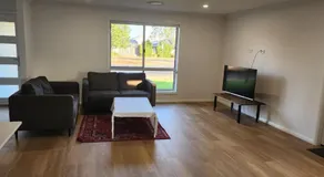 Room In Dubbo With Queens Beds - Image 2