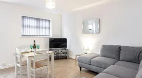 Cosy & Fully Equipped Cottage in Swinton - Image 2