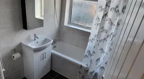 Newly refurbished 3 bedroom flat - Image 2