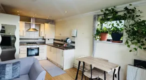 Charming 2 Bedroom Flat with Urban Views - Image 3