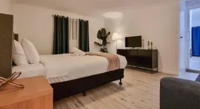 Wishart 1Bed 1Bath Tiny, Quiet House w Parking M15 - Image 2
