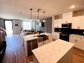 Loop, New Luxurious Large 3BR House, Sleeps 11 with Free Parking - Image 3