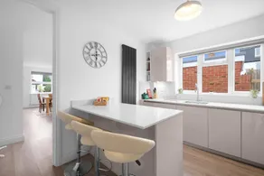 Stylish 4 Bedroom, 2 Bath Home in Borehamwood - Image 3