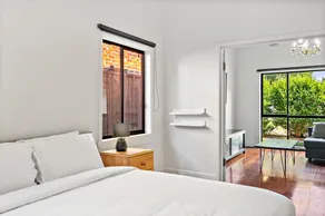 Quiet 2-bed Home in Pascoe Vale South - Image 5
