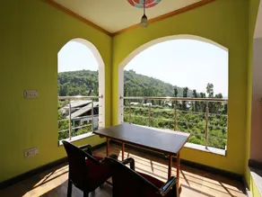 Super OYO Hotel El Classics - Image 2