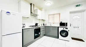 Apartment in East Ham, London - Image 4