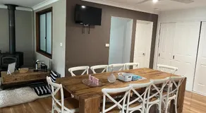 Woy Woy Relaxing 6-Bedroom Holiday House with Pool - Image 5