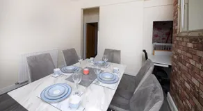 Crystal House 10min to Manchester City Centre ideal for work and leisure - Image 2