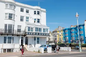 Direct Sea Views, Seafront Location & Free Parking - Image 3