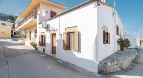 Alicia's Traditional Home In Paradisi - Image 5