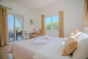 Homely Coastal Retreat with Stunning Views - Image 2