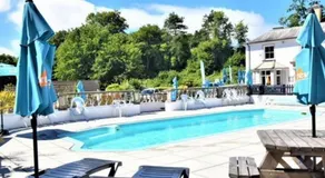 Frankie's Holiday Lodge - Image 3