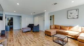 4 bedroom house with a pool - Image 3