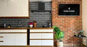 Willow Stream House - Spacious City Centre Riverside Home - FREE 2 Car Parking - Image 4