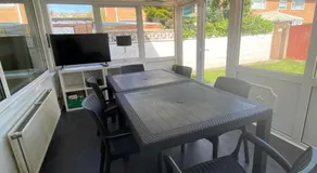Spacious three bedroom property in Penrhyn bay - sleeps 6 - Image 3