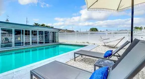 Poolside Paradise Near Siesta Key Beach - Image 4