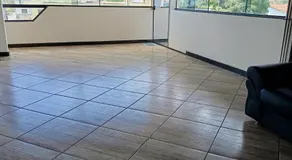 Suíte bem localizada, perto da praia, ar-condicionado e garagem - Image 3