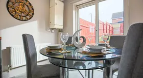 Detached House - City Centre Location - Free Parking, Garden, Smart TVs with Netflix by Yoko Property - Image 4
