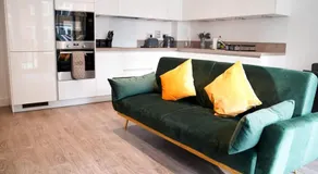 Beautiful Flat 2-Mins away from Rochester Station - Image 3
