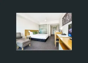King Bed with Sea View in Darwin City - Image 5