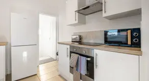 Upmarket Apartment with Parking - Image 4